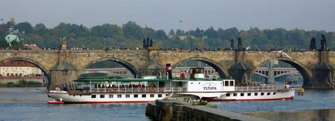 "Dampfer Vltava vor der Karlsbrücke"